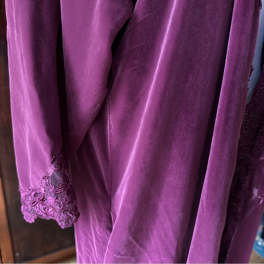 Vintage Victoria's Secret Burgundy Lace-Trim Silk Blend Velvet Robe - Picture 3 of 8